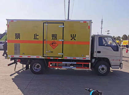 西工爆破器材运输车工人安全操作规范与智能技术保障